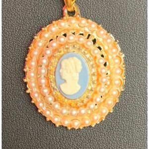Lovely Cameo pendant Necklace in Pearls/Gold plate, Unmarked